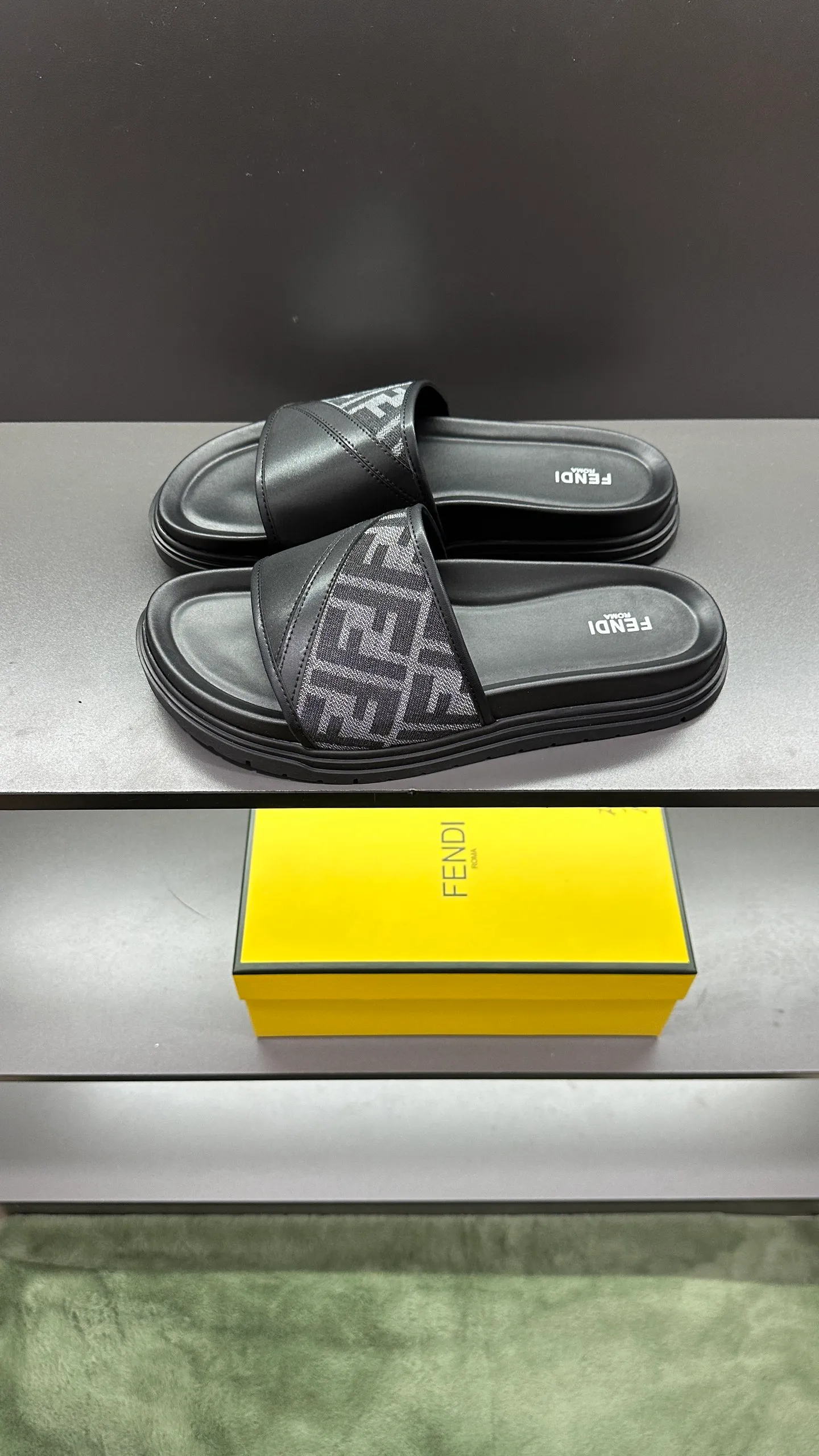 P300 [Fendi Slippers] High-end men's shoes brand, official website 1:1 latest masterpiece: original mold customization, fabrics made of imported original materials, upgraded outsole, lighter and non-slip. The market's top quality, simple yet tasteful, a must-have for fashionistas, fashionable at your feet, full of confidence, the same style at the counter 👍The season of summer slippers is here. Code: 38-45, 46 order
